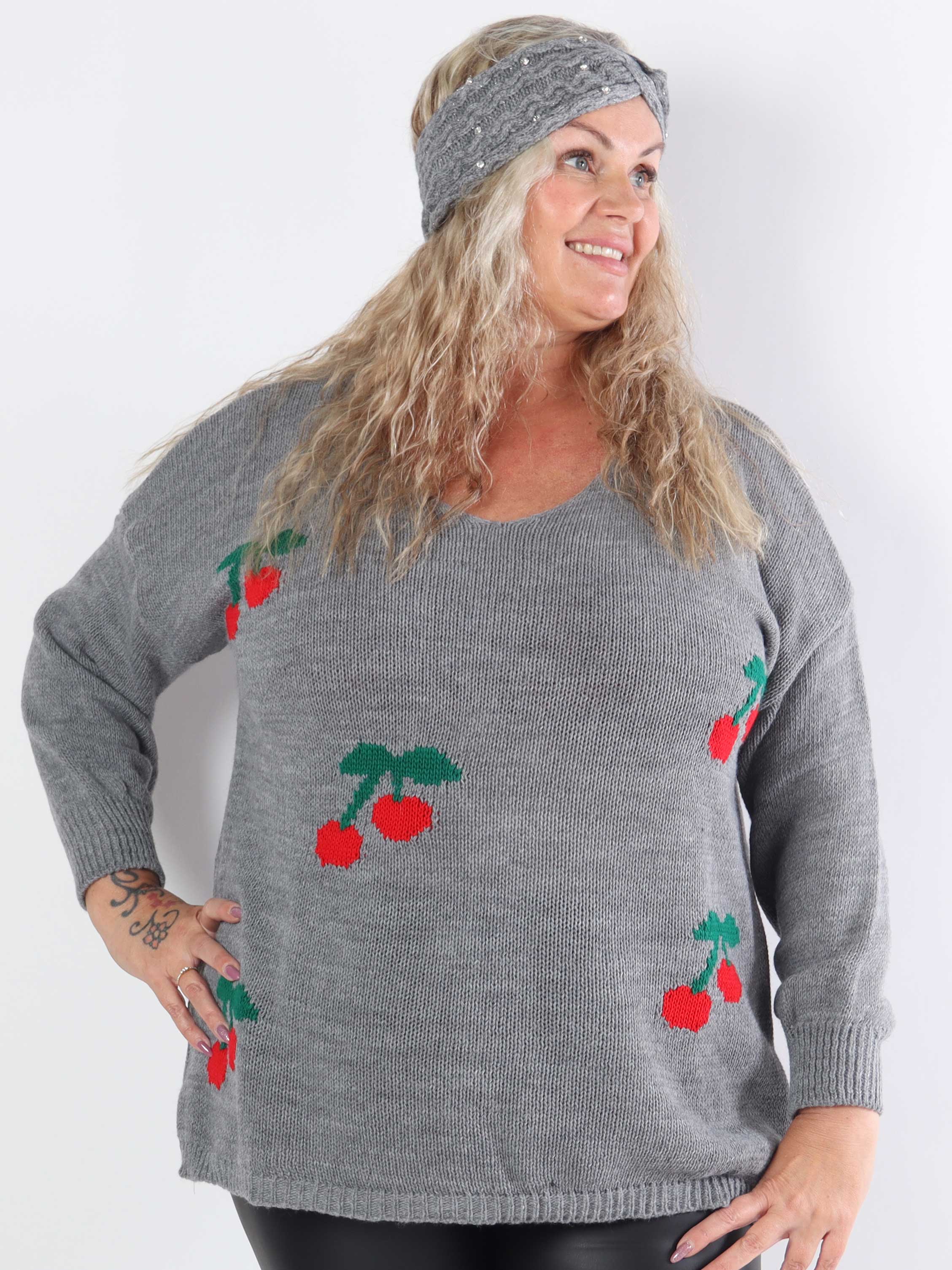Cherry - Stickad blus i plus size med körsbär